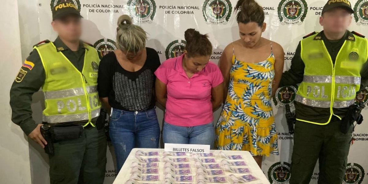 Policía del Magdalena Mujeres capturadas con billetes falsos.