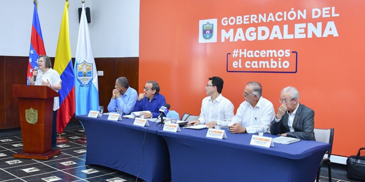 Clara López durante su intervención en la Gobernación del Magdalena.