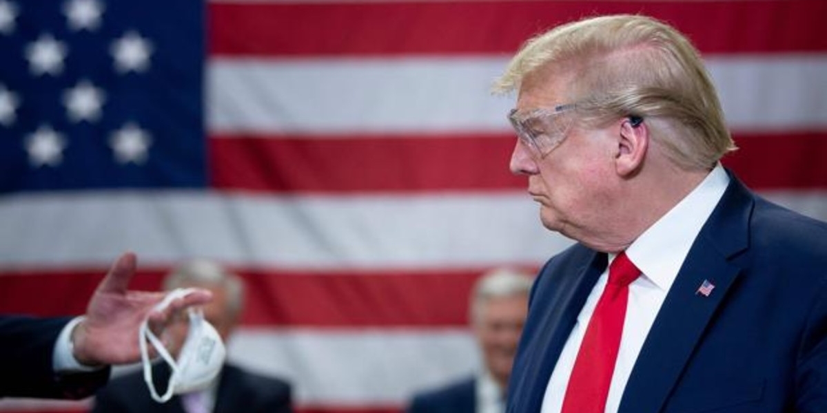ABC.es Donald Trump recibiendo una mascarilla.