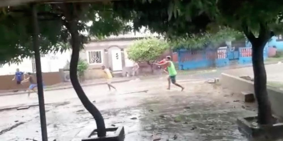 Guerras de pandilla durante las lluvias de este lunes, en Barranquilla.