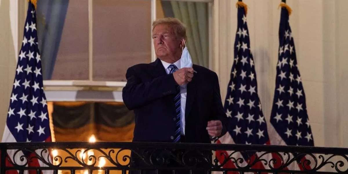 Donald Trump quitándose su tapabocas con arrogancia. cortesía