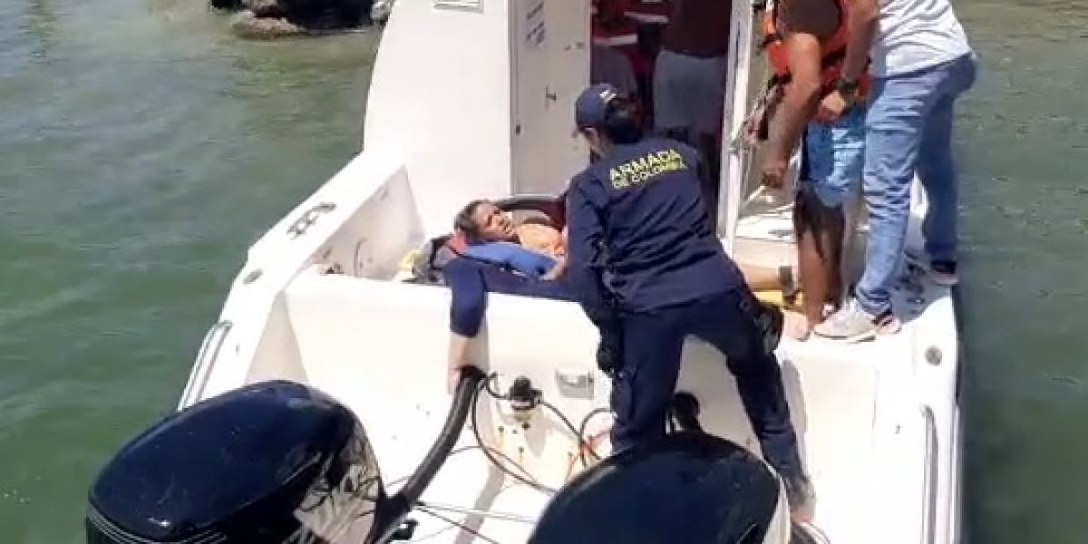 Armada Nacional Momento en que las víctimas del accidente eran rescatadas.