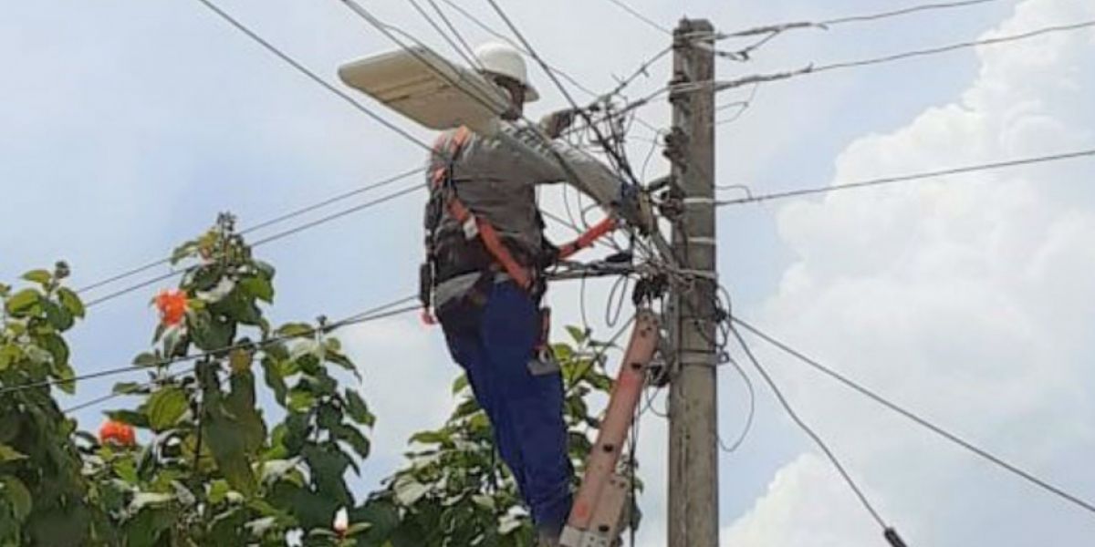 Air-e avanza en mejoras eléctricas en El Retén, Aracataca y Zona Bananera.