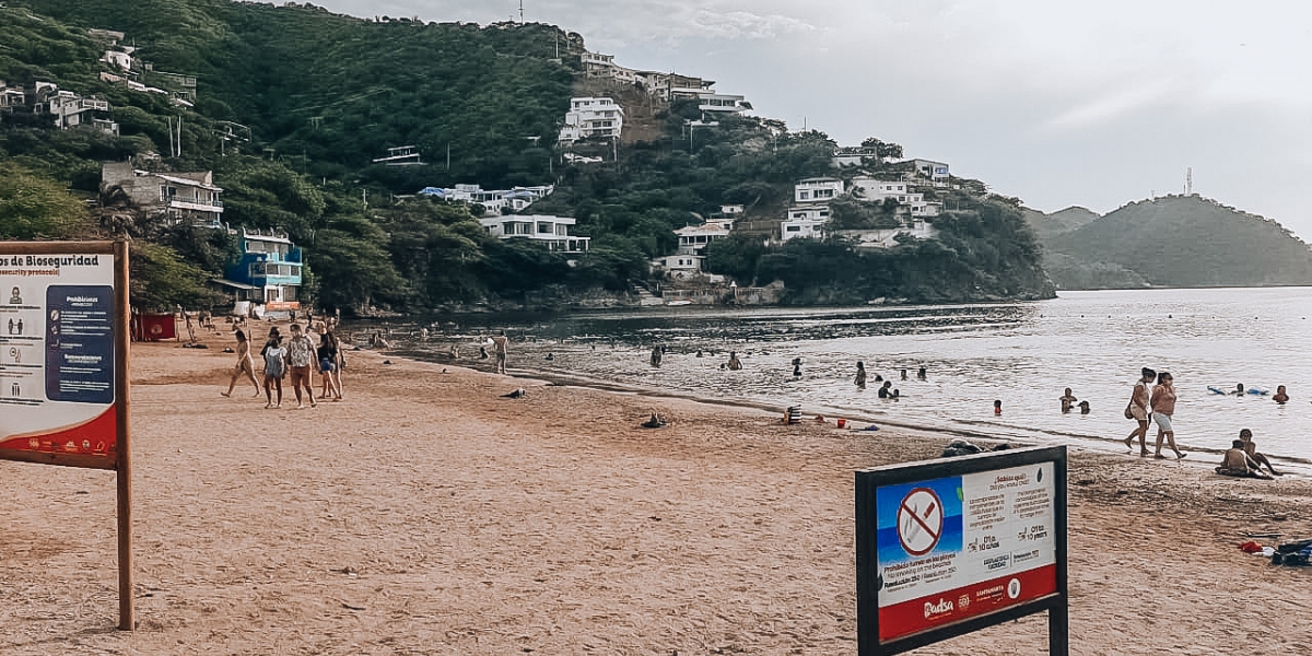 En las playas de Santa Marta hay señalizaciones con los protocolos de bioseguridad, además de controles para el acceso.