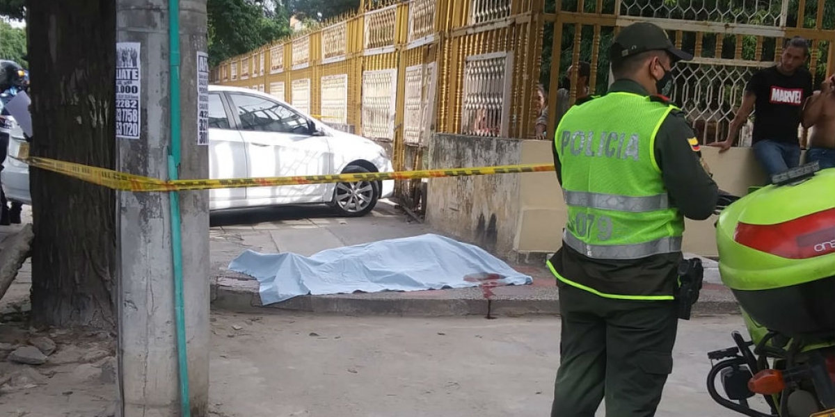 Cortesía El cuerpo de la víctima quedó tendido en el andén.