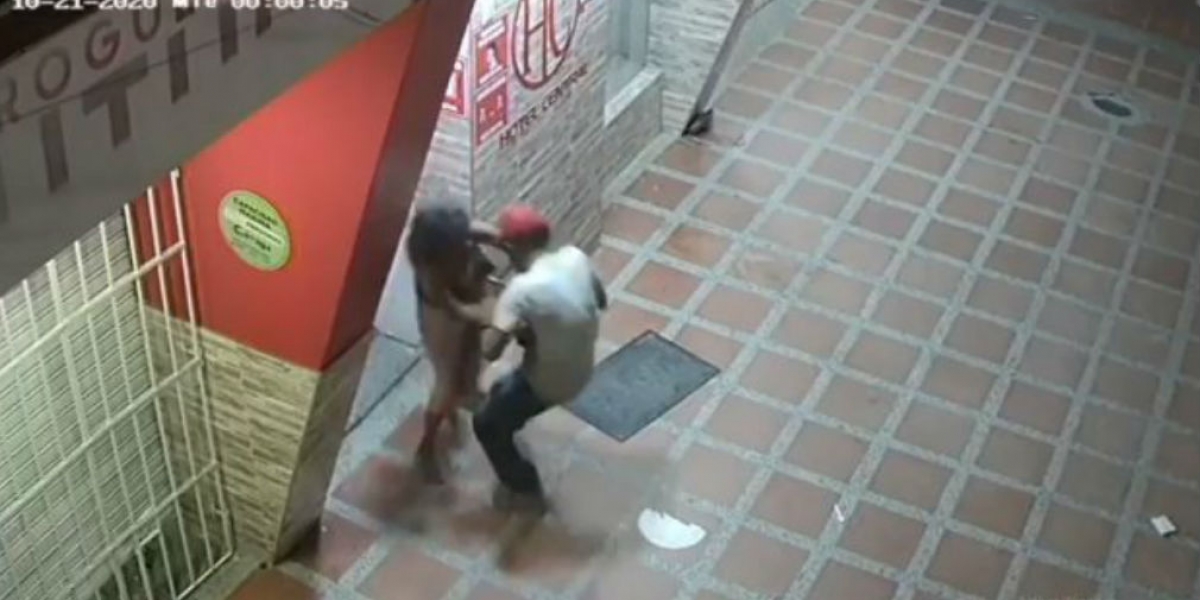 Captura de pantalla Momentos en que el hombre pretendía acceder a la mujer.