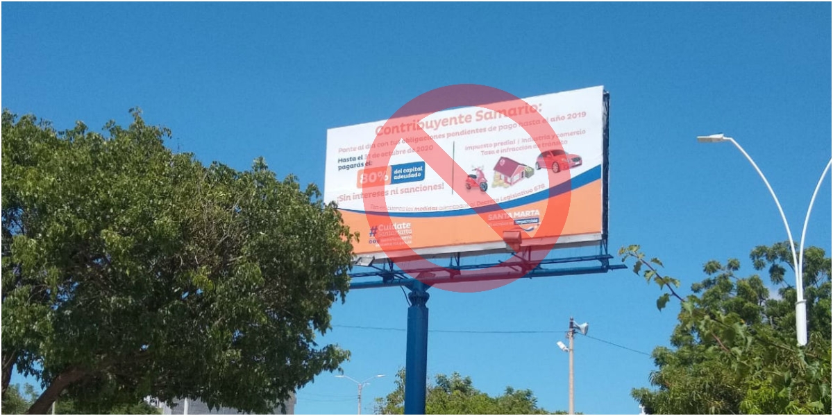 Esta valla publicitaria ubicada cerca al Estadio Eduardo Santos publicita los descuentos que ya no hacen.