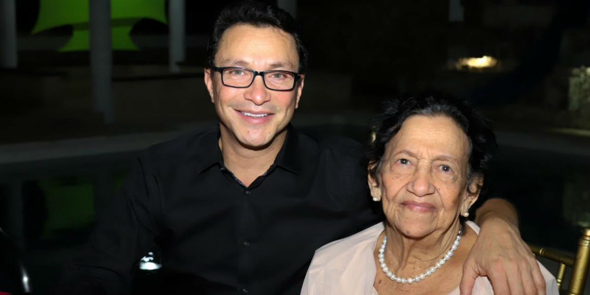 El gobernador Caicedo y su madre Dora Omar.