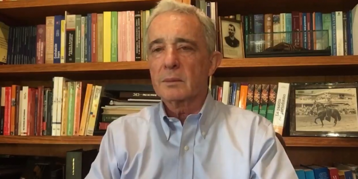 Twitter Álvaro Uribe Vélez.