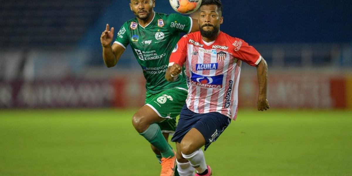 Conmebol Luis 'Cariaco' González iniciando juego ofensivo ante Plaza Colonia.