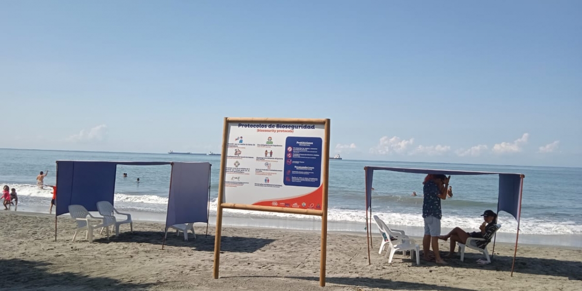 Así está la playa del Rodadero en la mañana de este lunes festivo.