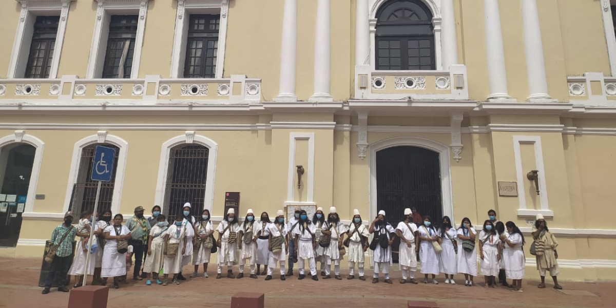 Cortesía La comunidad indígena se reunió en la mañana de este martes en las afueras de la alcaldía Distrital.