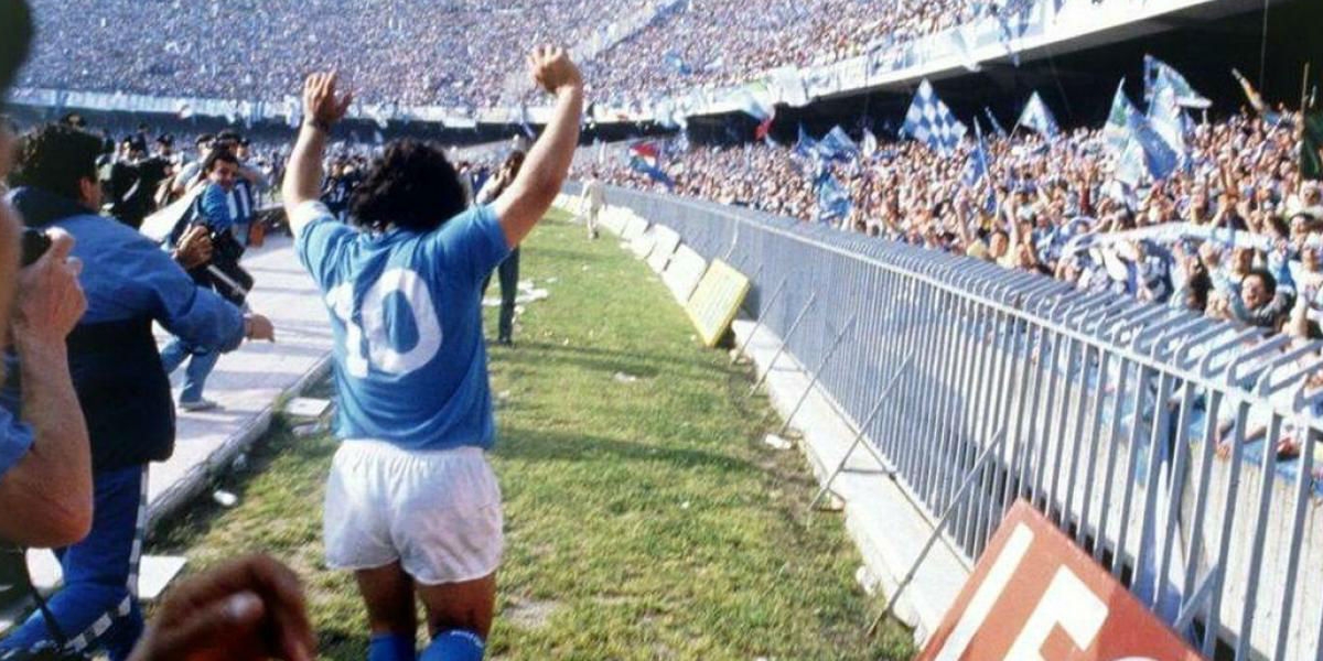 Maradona en un partido con el Nápoli.