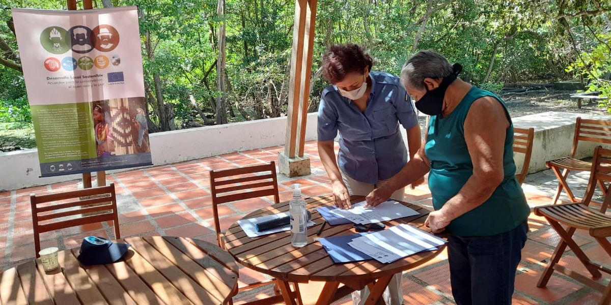 Parques Nacionales Naturales Firma de acuerdos de las familias de la Asociación Unidos por la Recuperación de Puerto Caimán.