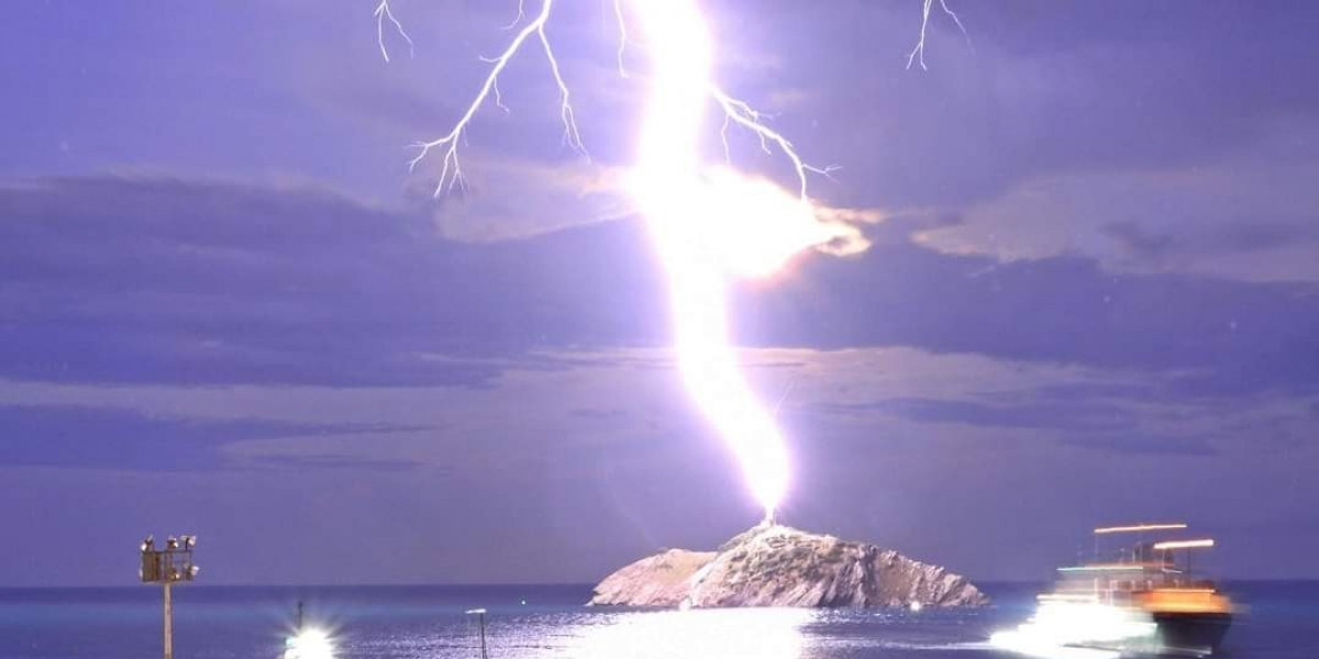 Juan Vives. La foto del rayo que encandiló el Morro de Santa Marta.