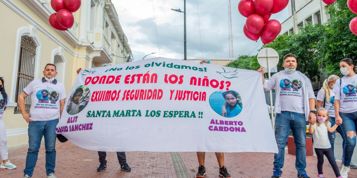 Cortesía Protesta exigiendo aparición de los niños.