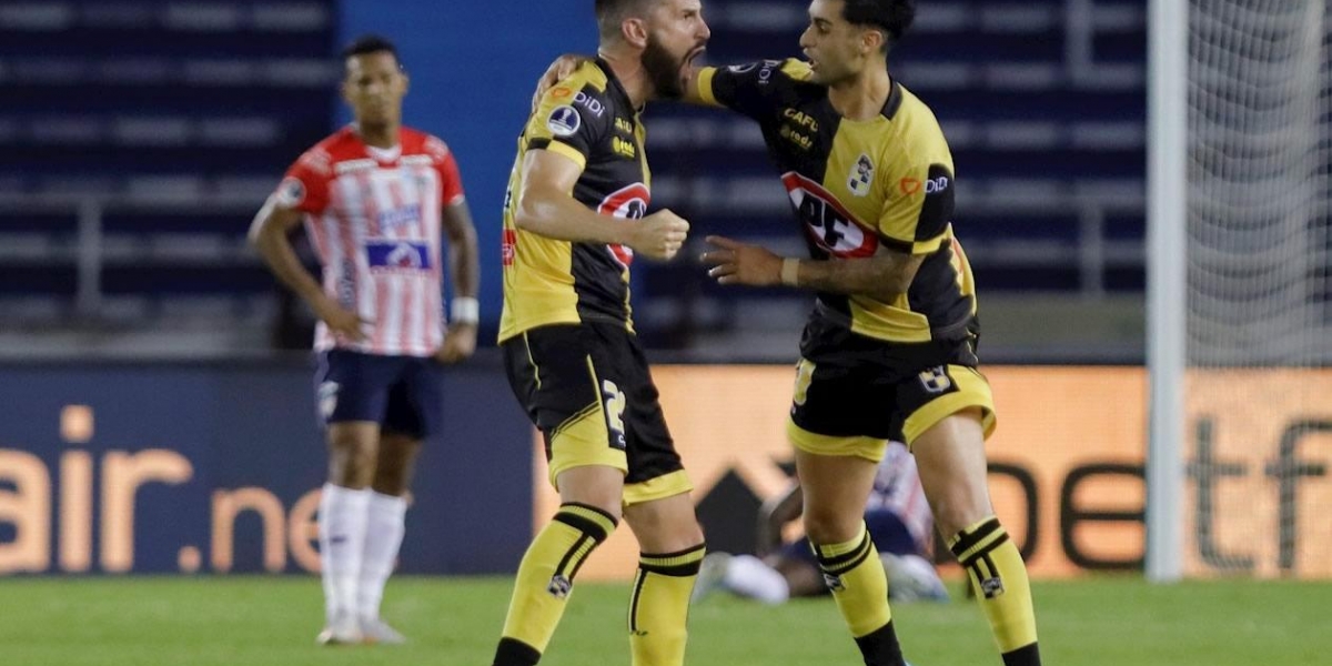 Federico Pereyra y Raúl Osorio de Coquimbo celebran un gol.