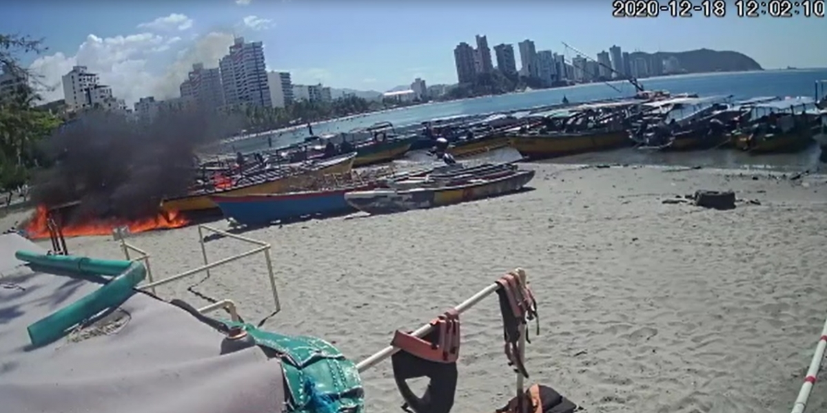 Momento en que un ciudadano venezolano incendió dos embarcaciones turísticas en el Rodadero.