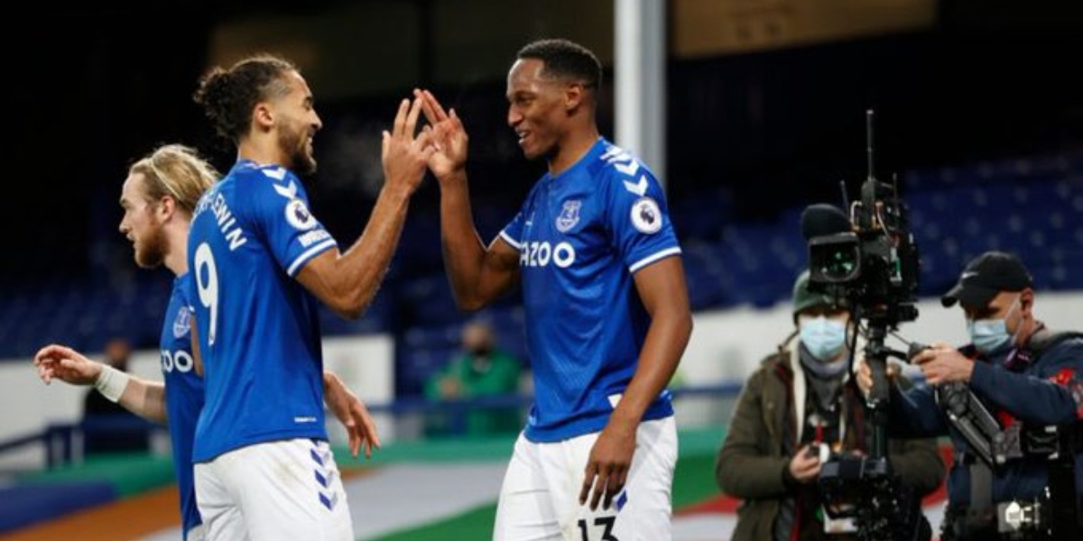 Everton El central marcó de golpe de cabeza.