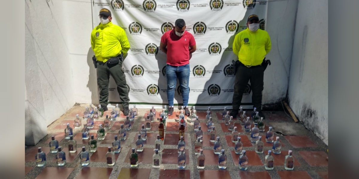 Policía del Magdalena Juan David Cumplido Güette, capturado con licor adulterado.