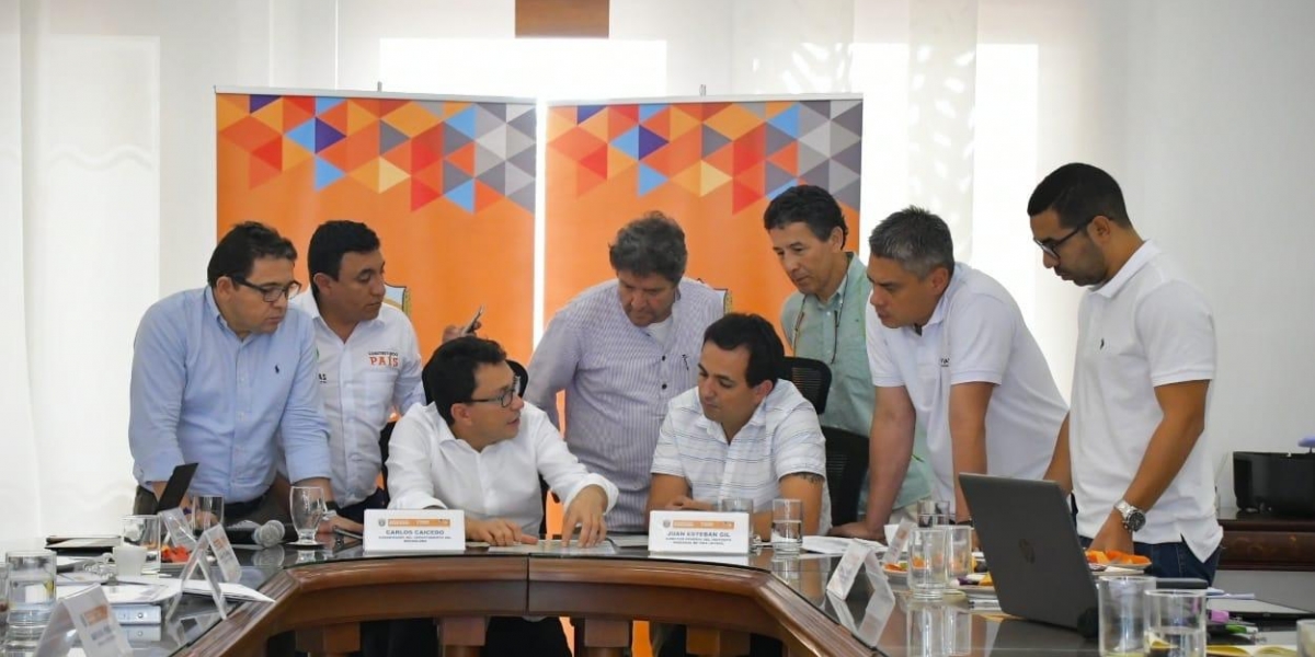 Reunión del gobernador Carlos Caicedo y el director del Invías, Juan Esteban Gil. 