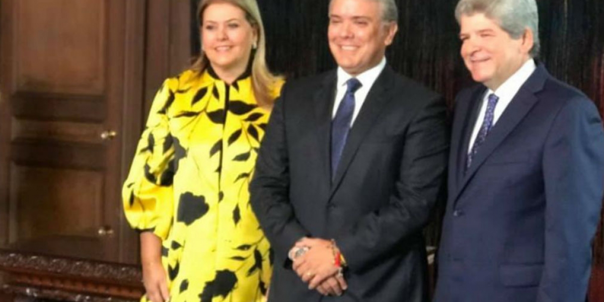 El Tiempo El embajador Burgos, su esposa y el presidente Iván Duque.