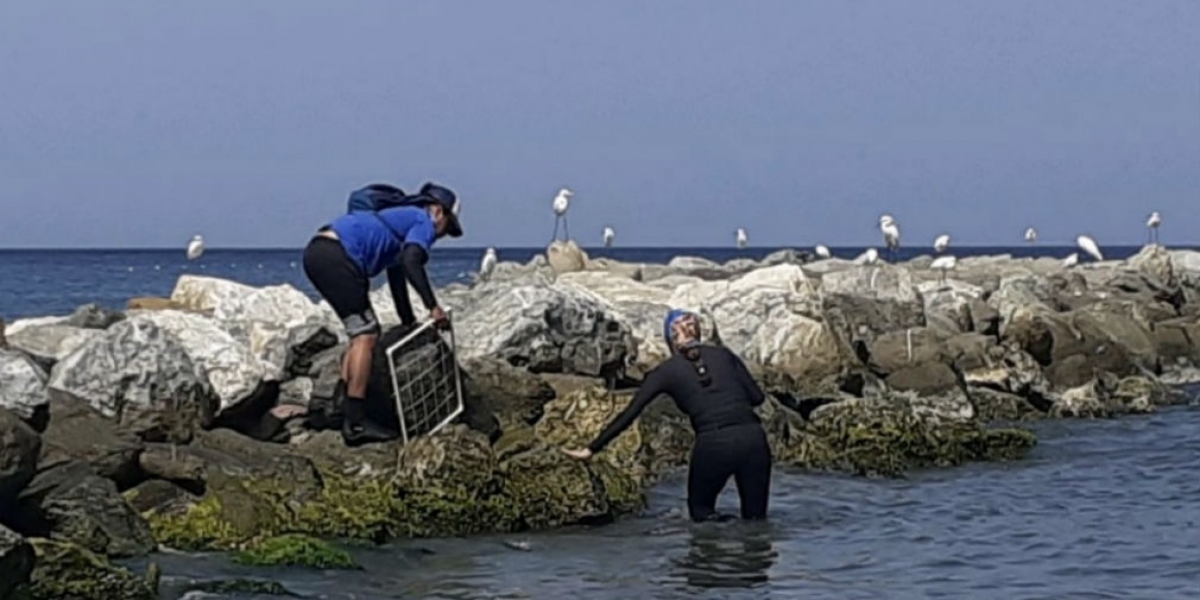 Twitter @CORPAMAG Toma de muestra de aguas en playas de Santa Marta