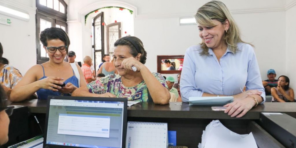 La alcaldesa Virna Johnson invitó a los contribuyentes a pagar oportunamente el impuesto predial. 