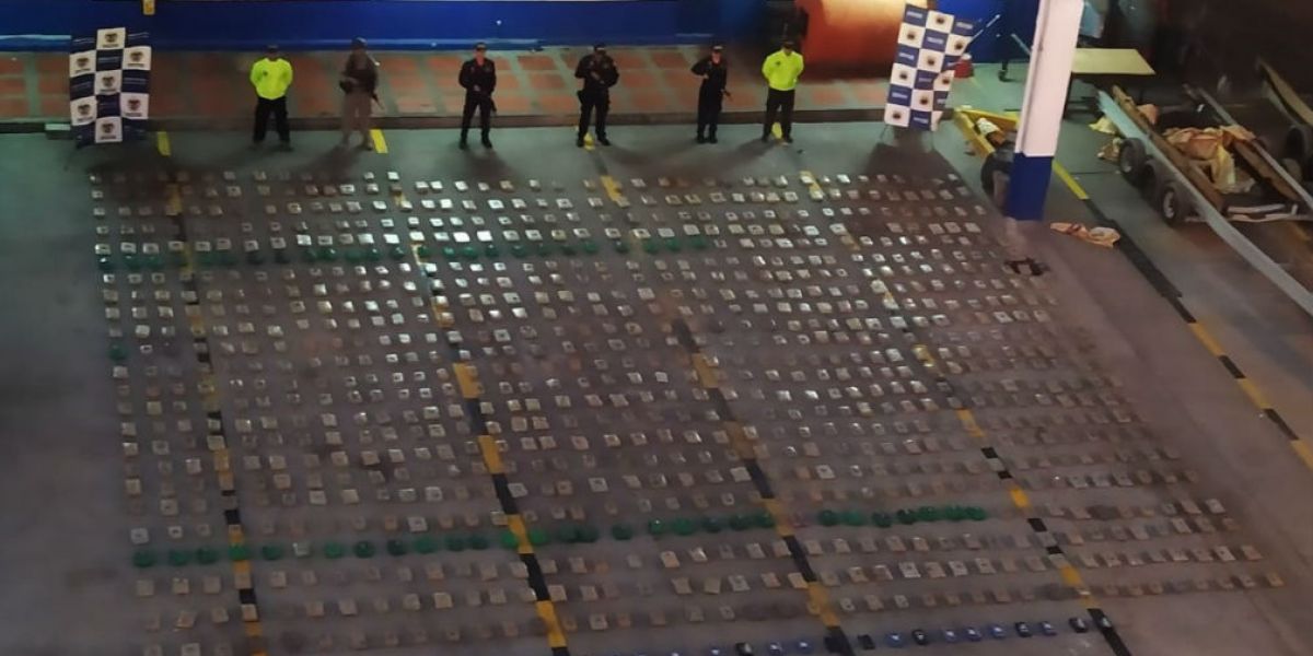 Armada Nacional Material incautado por las autoridades.