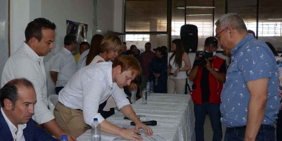 El director del Uspec, Ricardo Varela, firma las actas de inicio de los dos proyectos carcelarios. 