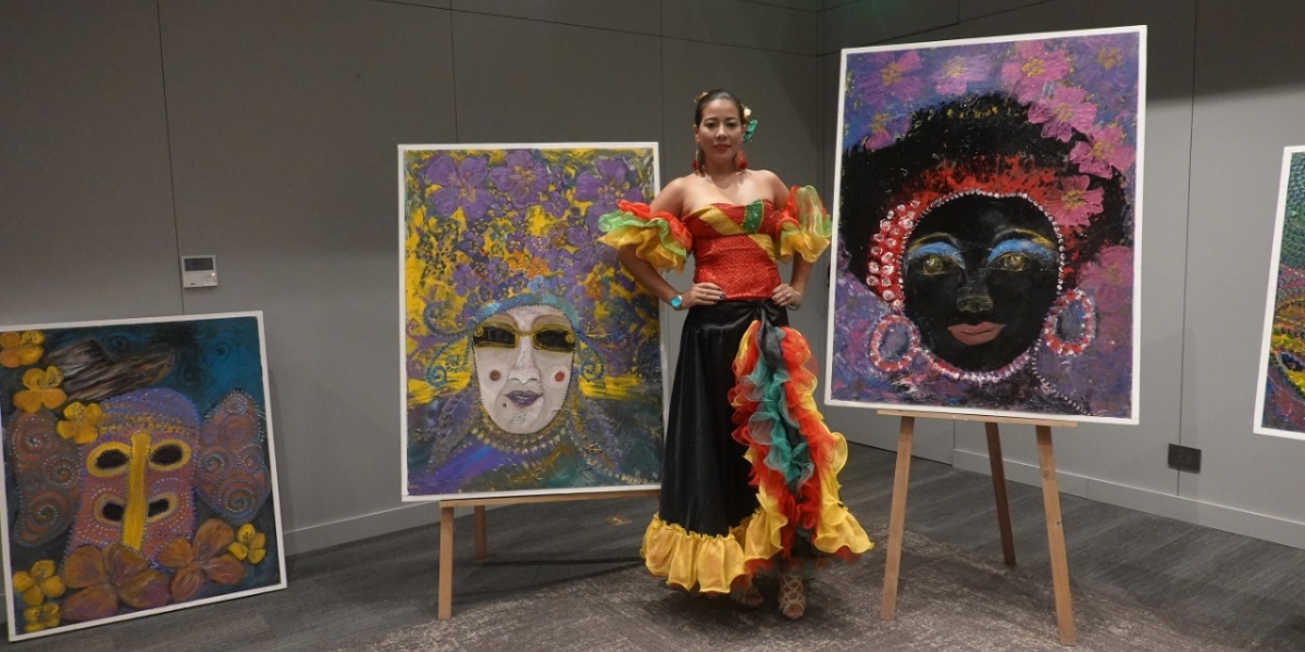 Daniela Urbina-Seguimiento Los cuadros son de la artista Ana María González