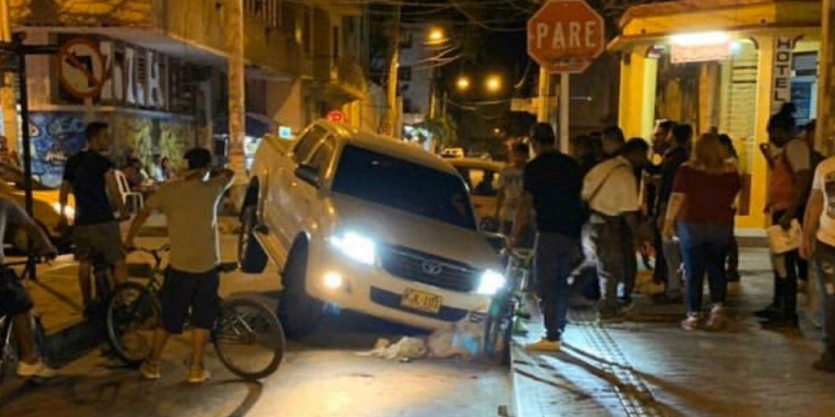 Carro que cayó en el hueco ubicado en la calle 20 con 2, en el centro histórico.