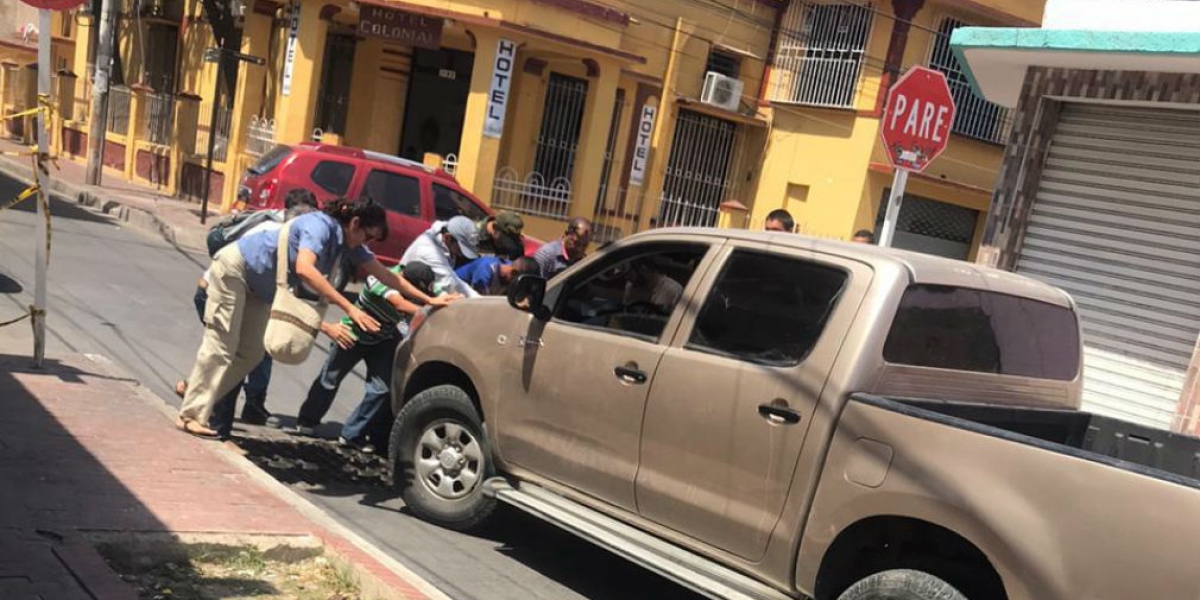 Cortesía Carro que cayó en el hueco ubicado en la calle 20 con 2, en el centro histórico.