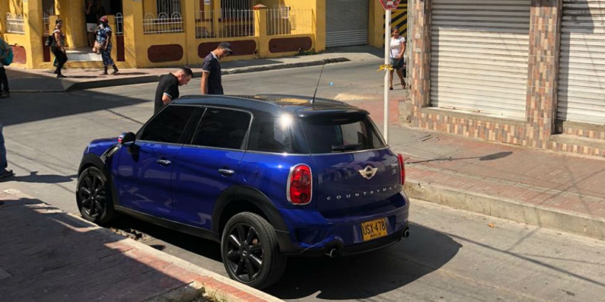 Carro que cayó en el hueco ubicado en la calle 20 con 2, en el centro histórico.