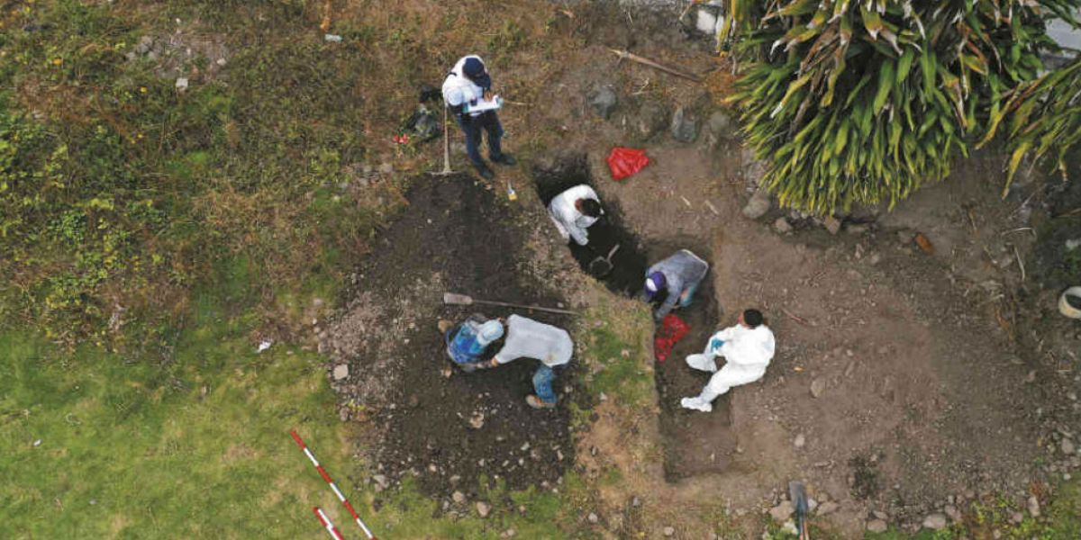 Labores de exhumación en el cementerio de Dabeiba.