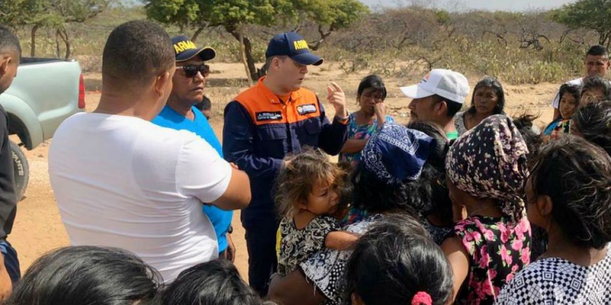 Armada Nacional en diálogo con familiares de los desaparecidos.