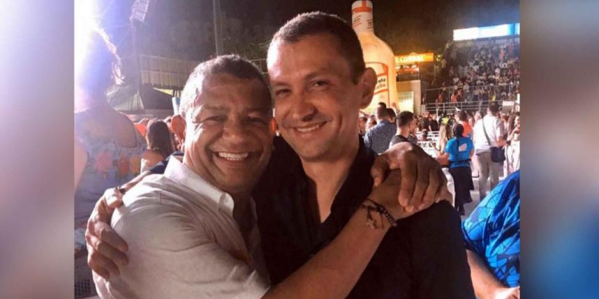 @alvarotriplea Emilio Tapia junto a Álvaro Álvarez en un evento del Carnaval de Barranquilla.