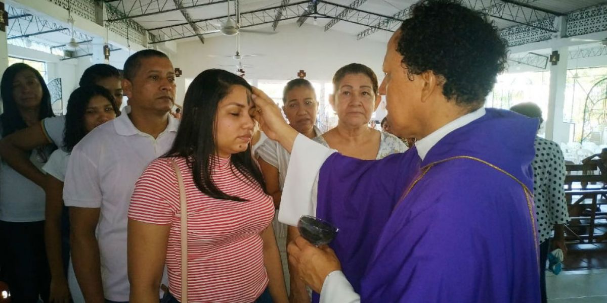Óscar Mejía-Seguimiento Católicos cumplieron con la cita en las iglesias de Santa Marta.