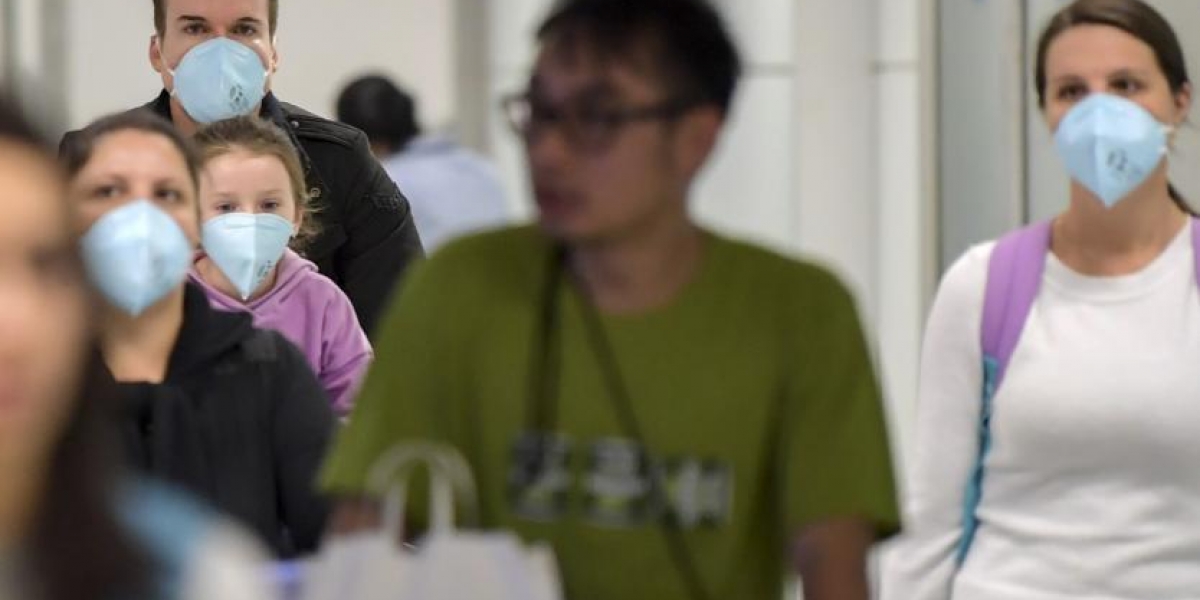 RCN Radio Personas caminan con tapabocas en el aeropuerto de Brasil.