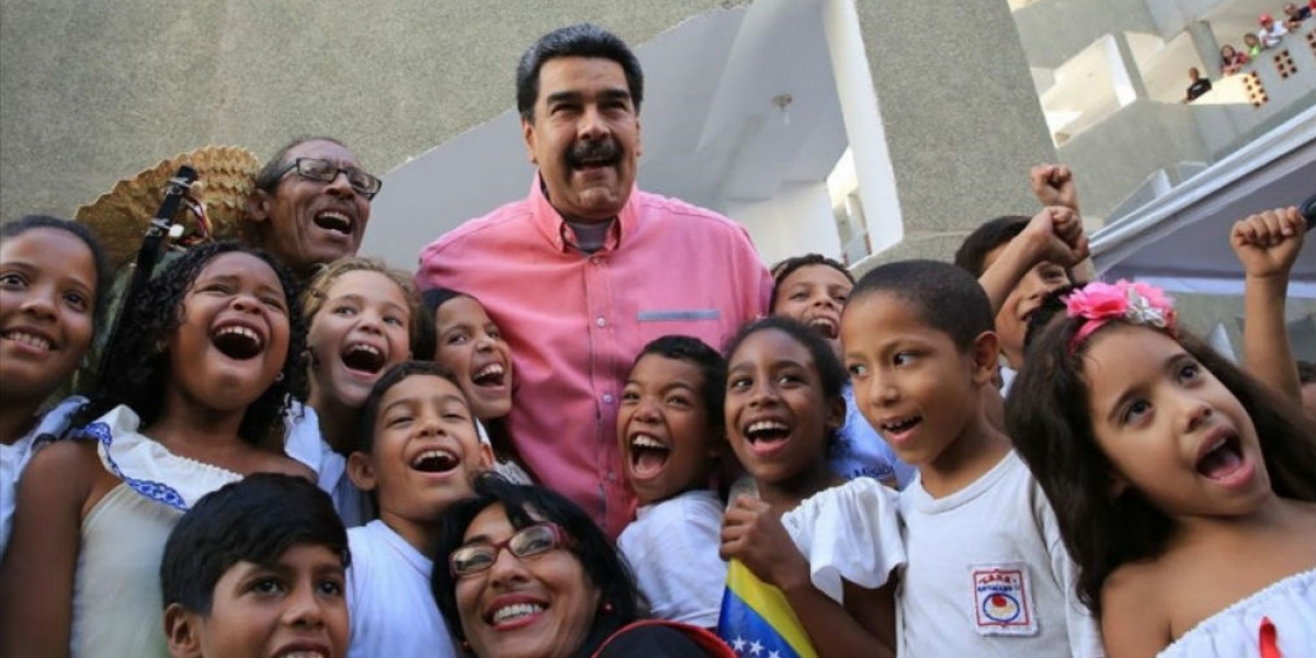 Nicolas Maduro y niños venezolanos.