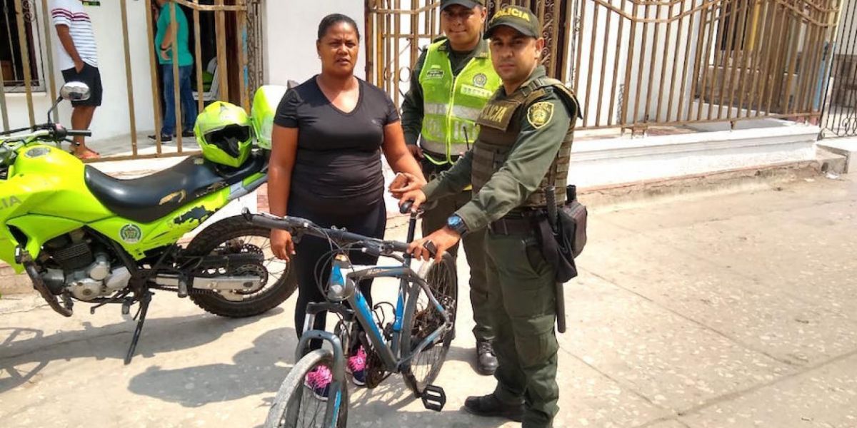 Policía La Policía le devolvió la bicicleta a la mujer.