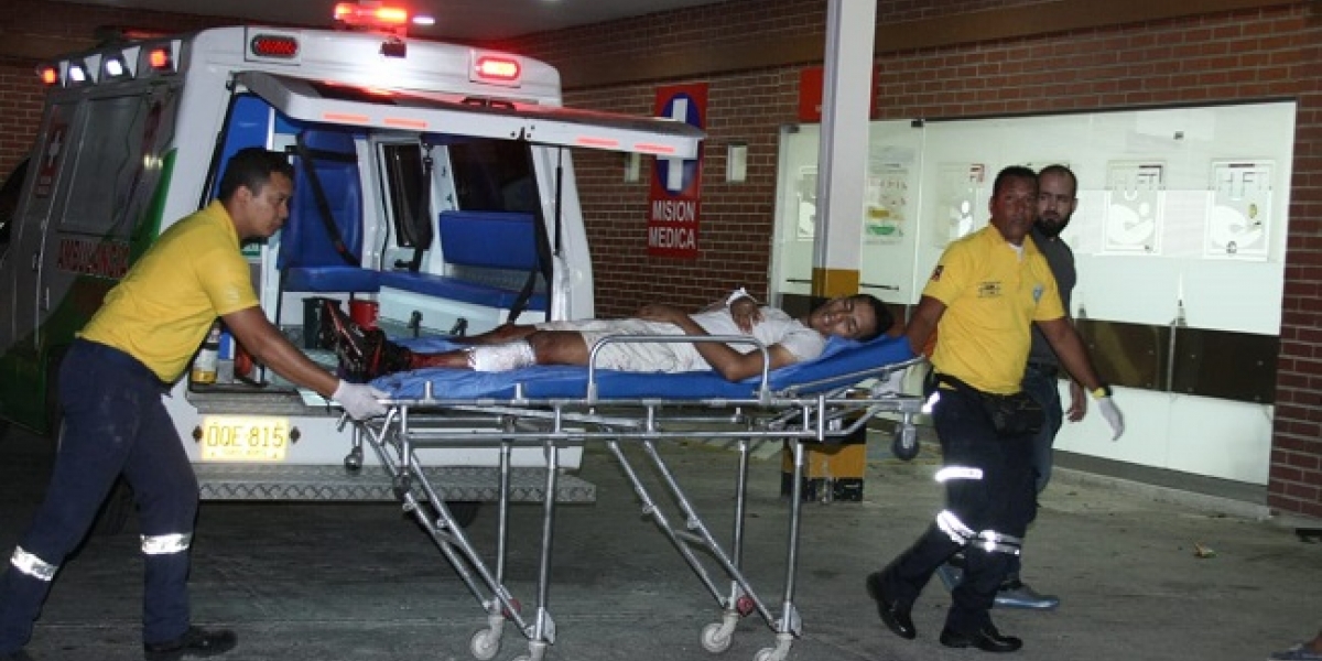 El Informador Este es el momento en que Luis Jiménez Vargas, herido en la pantorrilla, fue ingresado al centro asistencial.