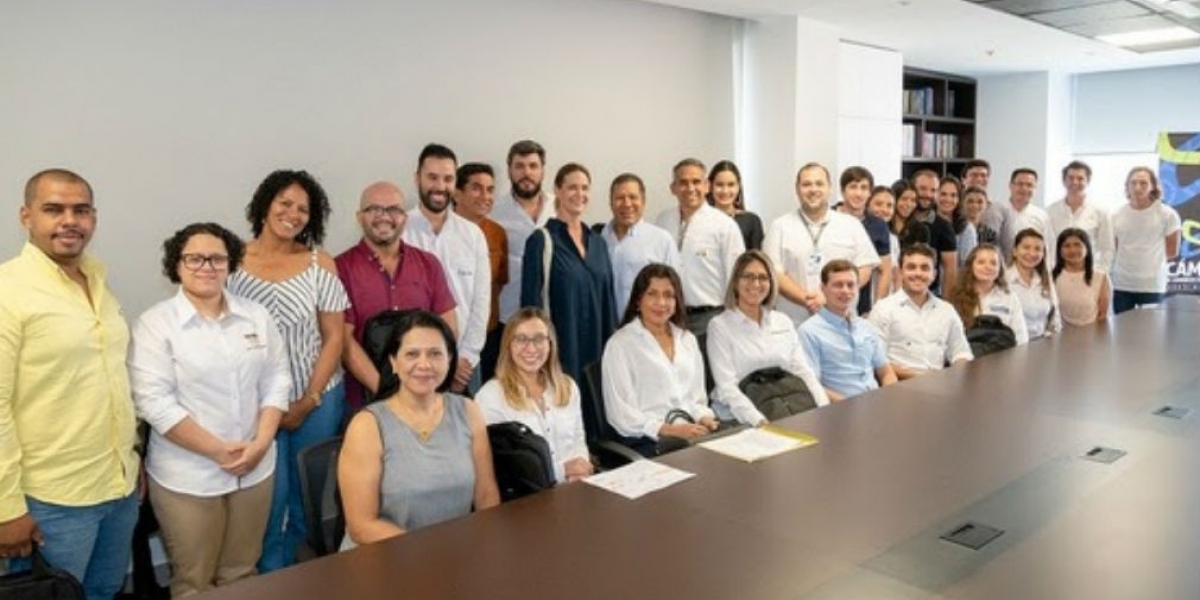 Cámara de Comercio Representantes de las empresas favorecidas con el programa Emprende País.