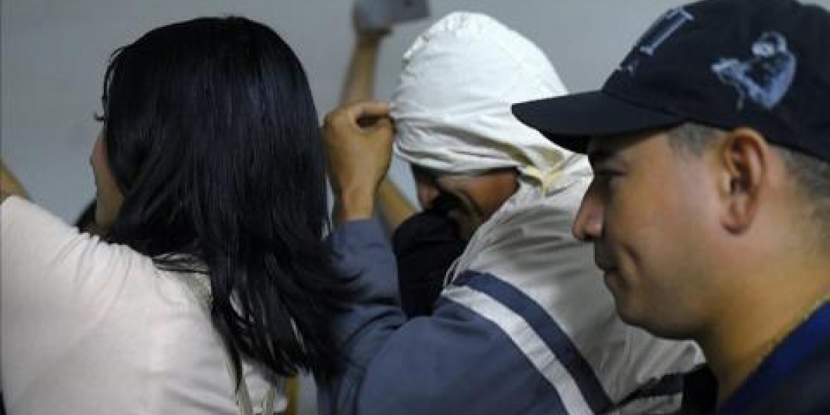 Zonacero.com A la salida de la oficina del juez, el samario salió con el rostro oculto y allegados trataban de impedir que la prensa lo grabara y le tomara fotos.