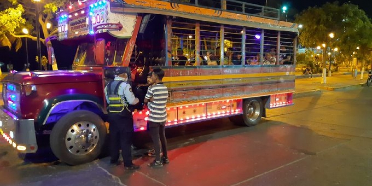 Alcaldía de Santa Marta La chiva rumbera fue inmovilizada en la noche del lunes, tras la denuncia de Seguimiento.co