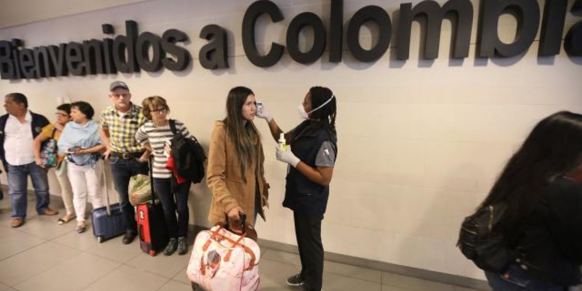 Medición de temperatura en el aeropuerto.