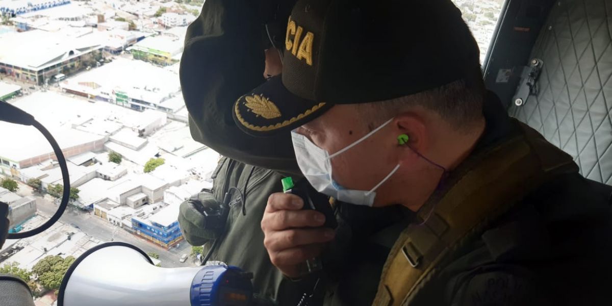 Policía Metropolitana Estos operativos, se logran de manera coordinada con unidades de Policía en tierra, a través de una comunicación directa.