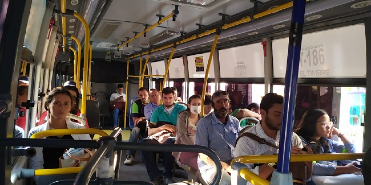 Las personas deberán usar el tapabocas en los buses.