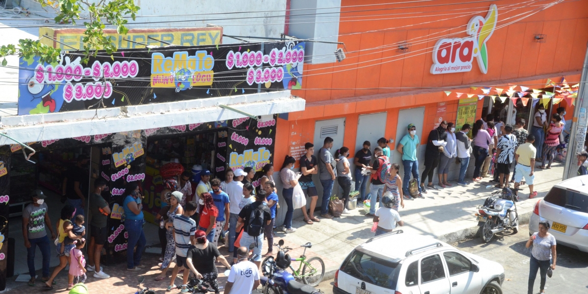 Largas filas para ingresar a los supermercados se han visto en Santa Marta.