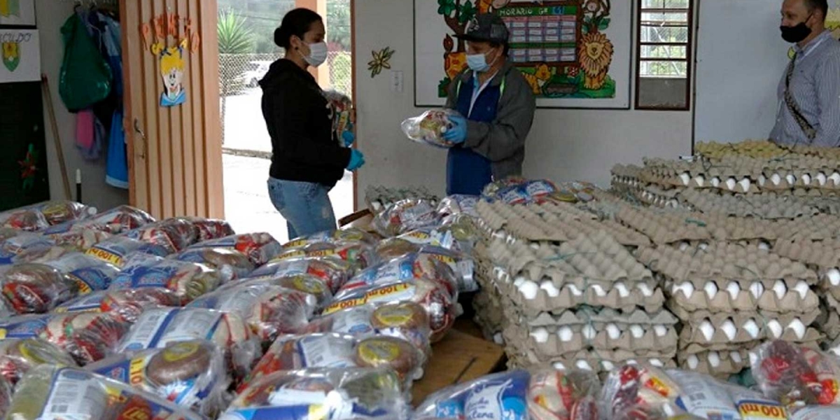 MinEducación Esta normatividad permitirá que los niños, niñas y adolescentes del sector educativo oficial continúen recibiendo el complemento nutricional para consumo en sus hogares.